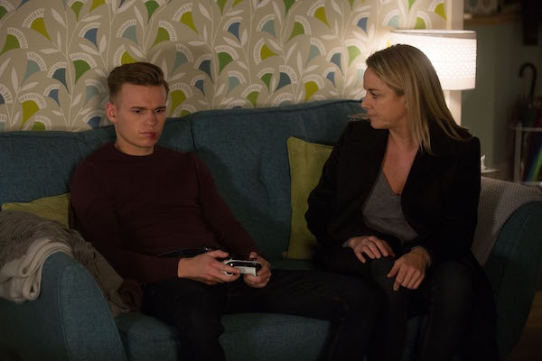 Hunter and Mel talk in EastEnders 
