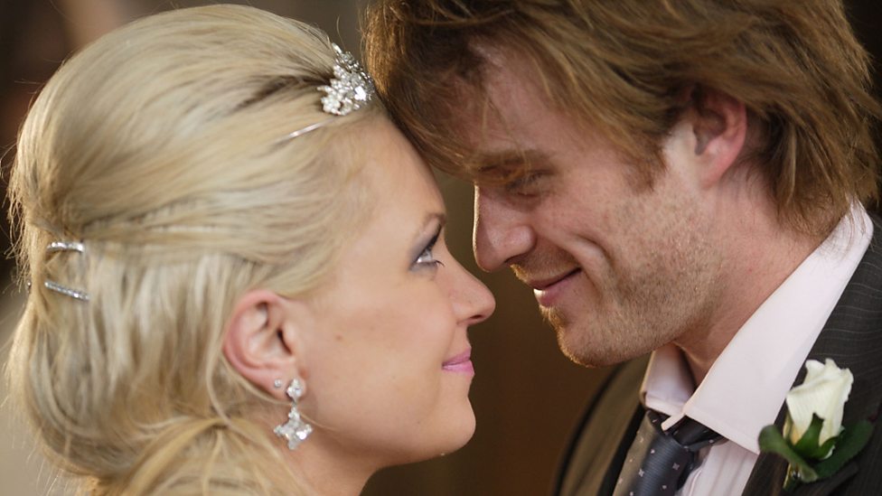 Sean and Roxy marry EastEnders