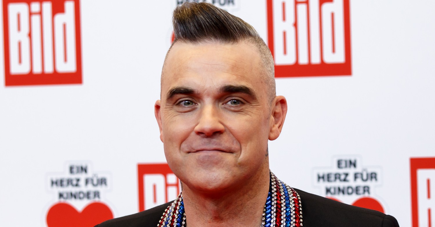 Robbie Williams shows off new hair