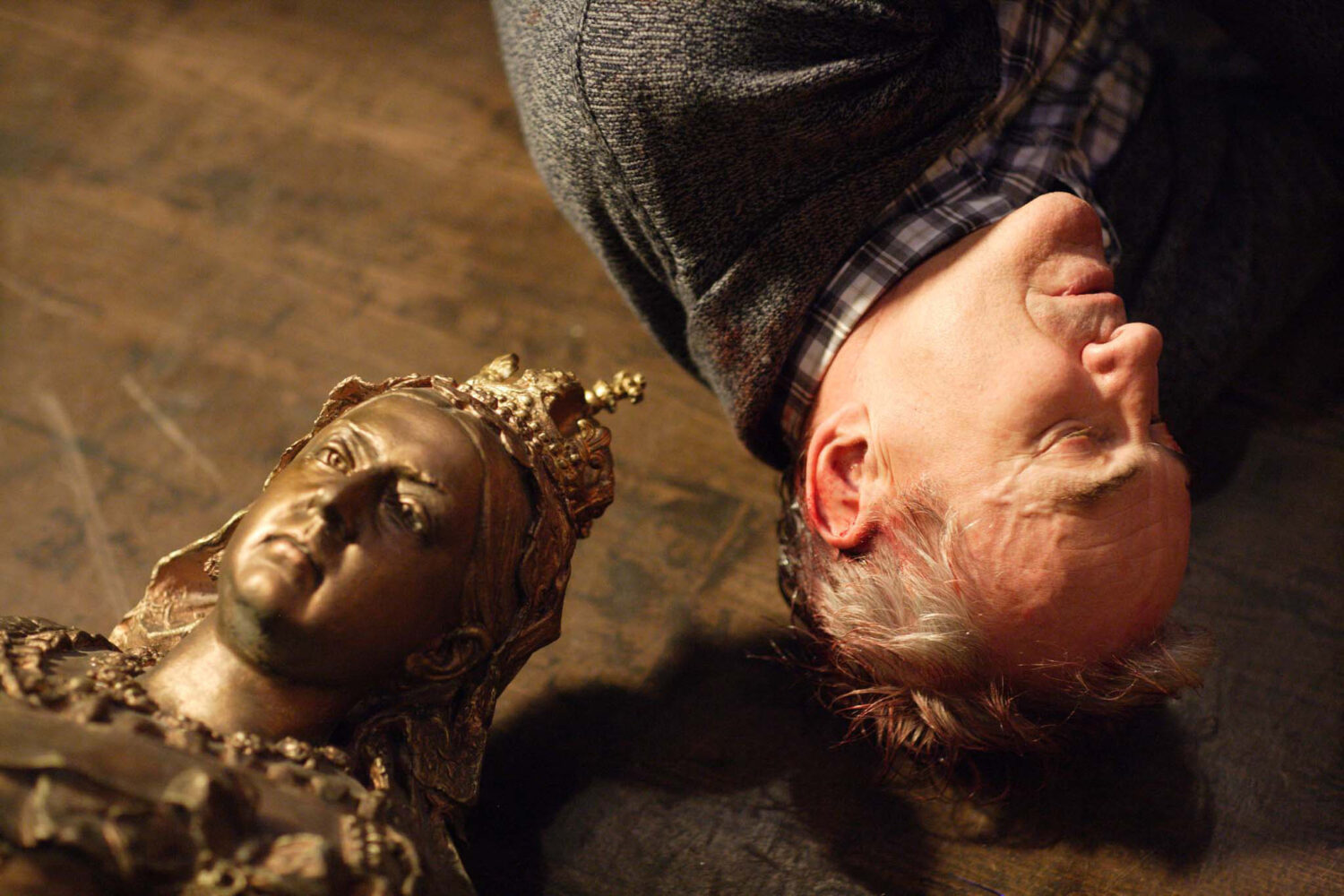 Archie Mitchell was blundgeoned over the head with the Queen Vic bust (Credit: BBC)