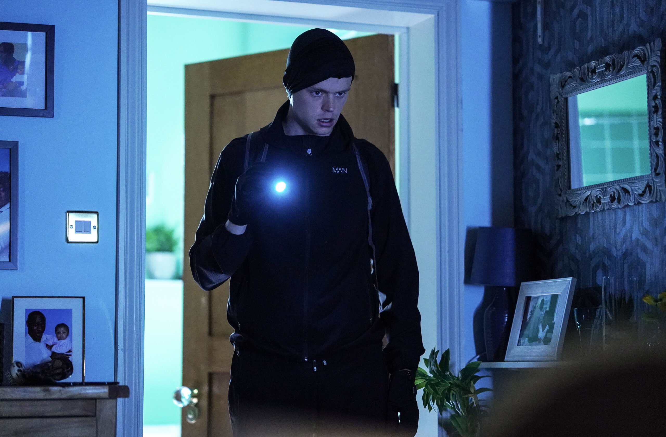Oscar breaks into Patrick's house