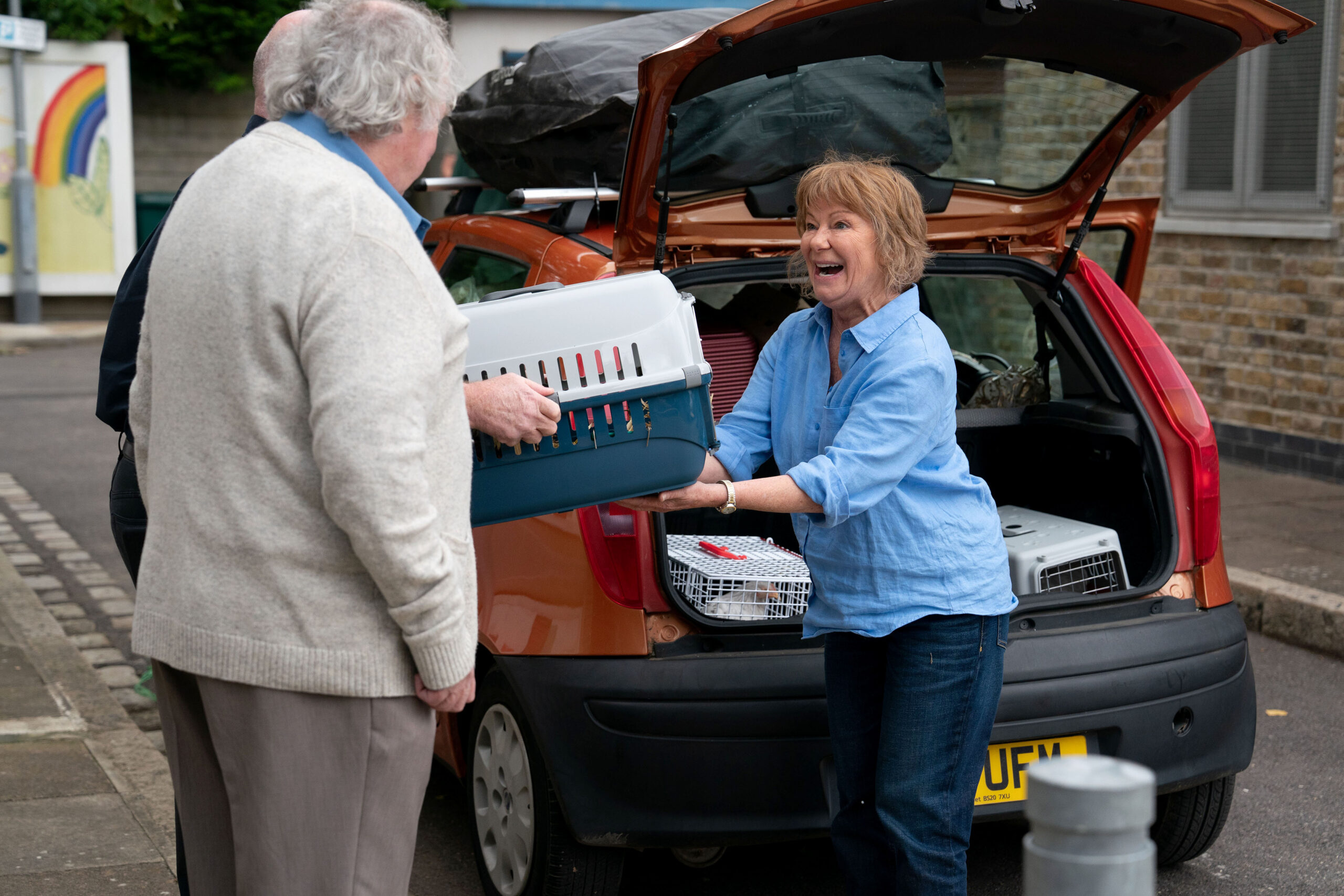 Julie brings her chickens to live at Phil's in EastEnders