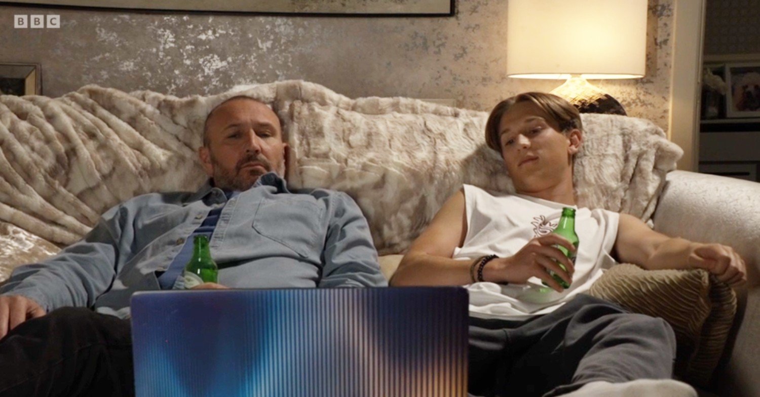 Ross and Joel shares beer on the sofa 