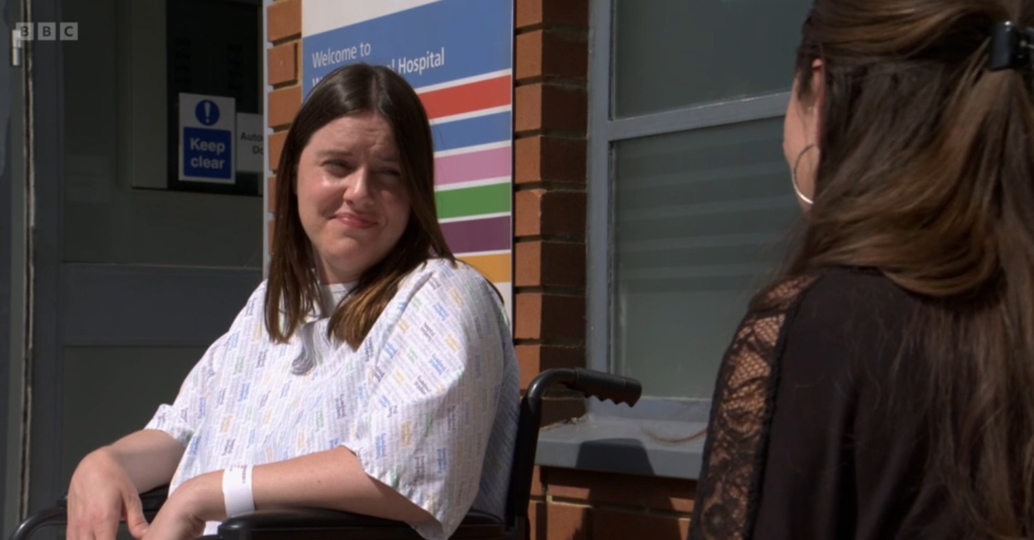 Zoe talks to Stacey outside the hospital