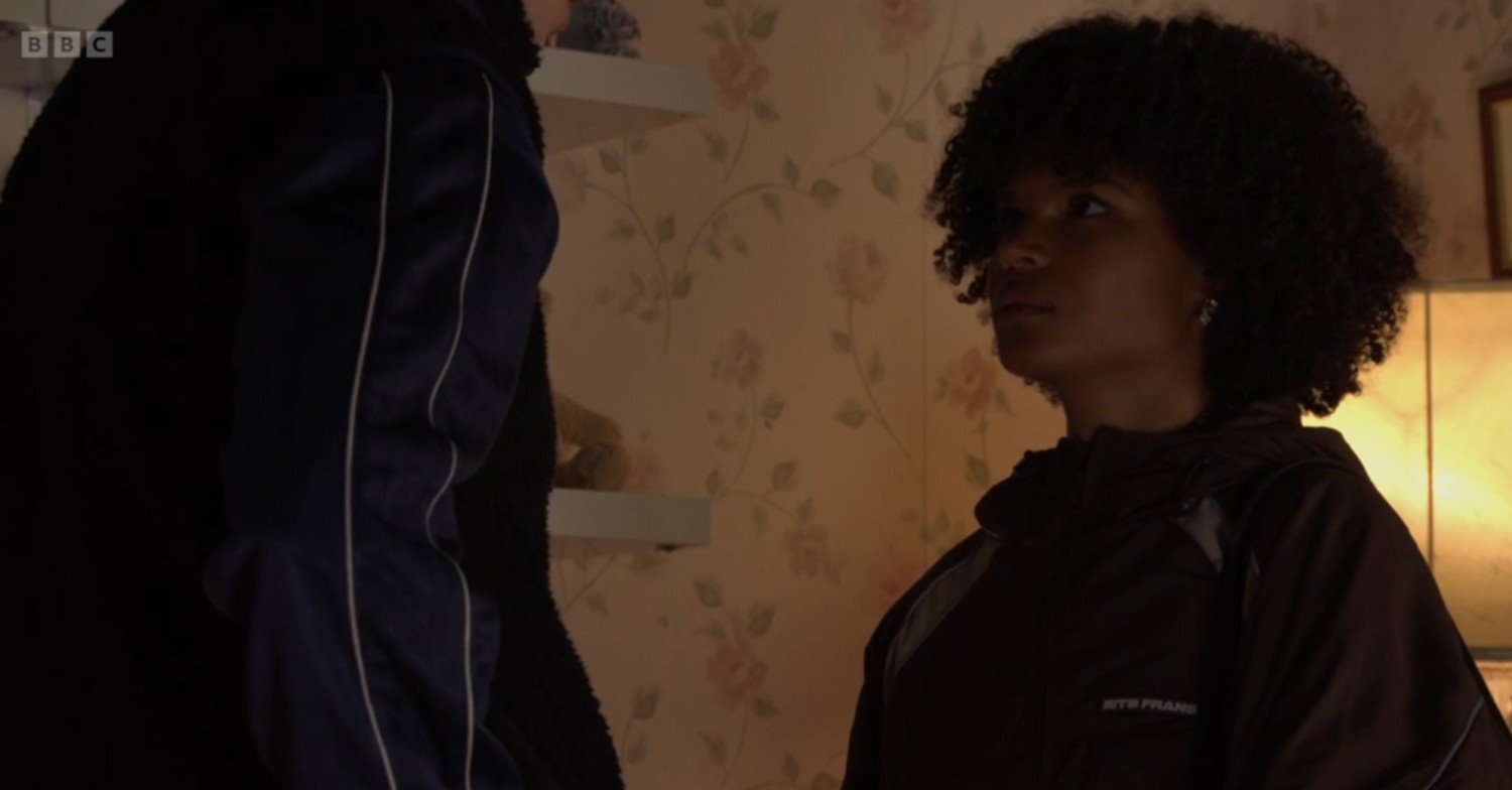 Oscar talks to an angry-looking Jasmine