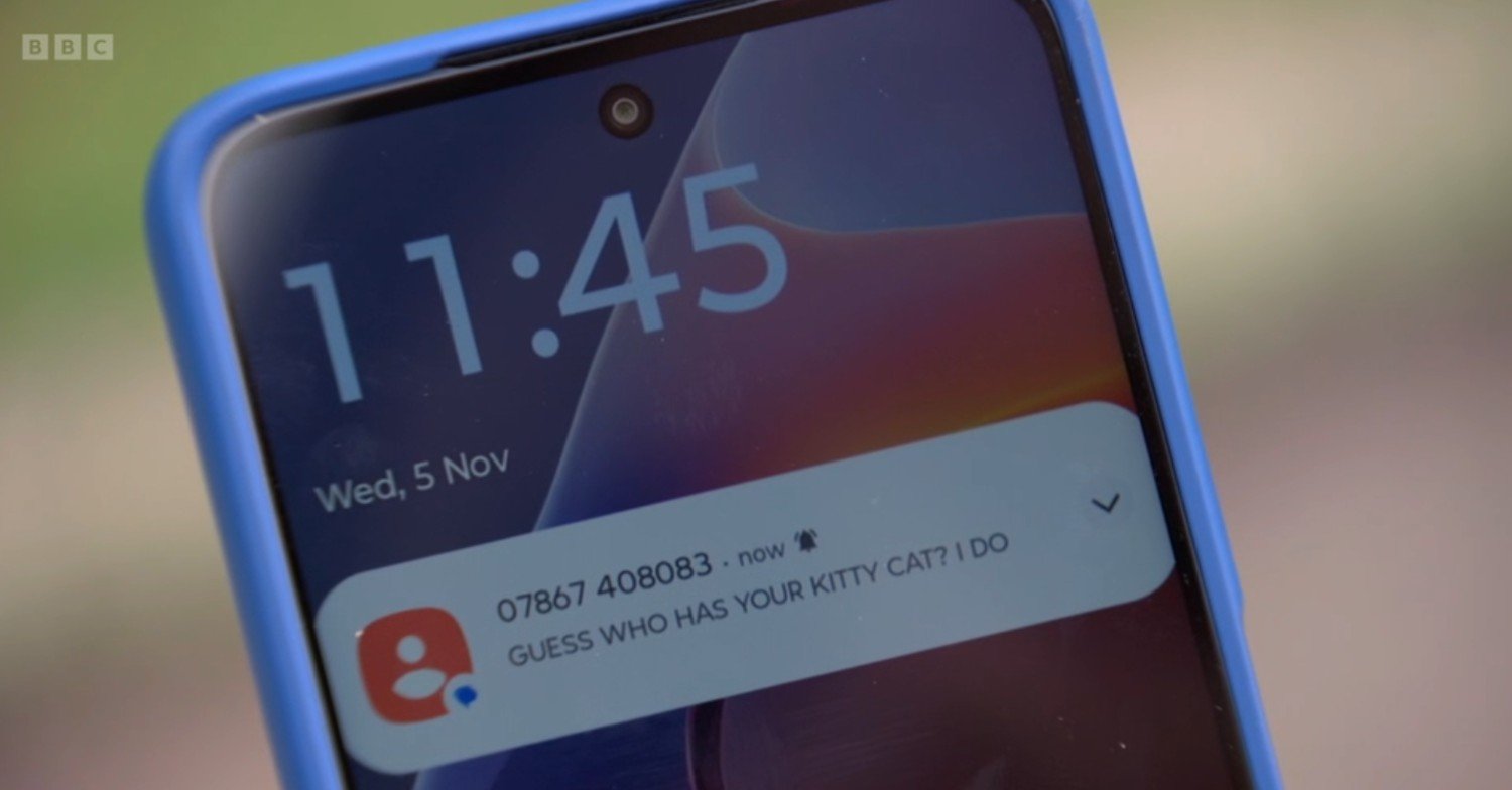 Zoe's phone with a menacing text on the screen 