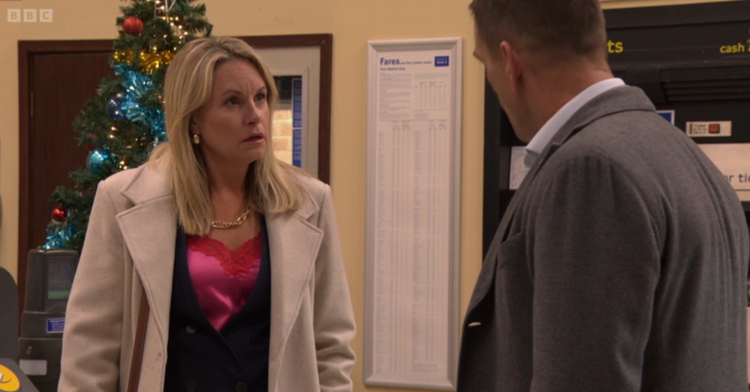 Jack talks to Sam in the tube station