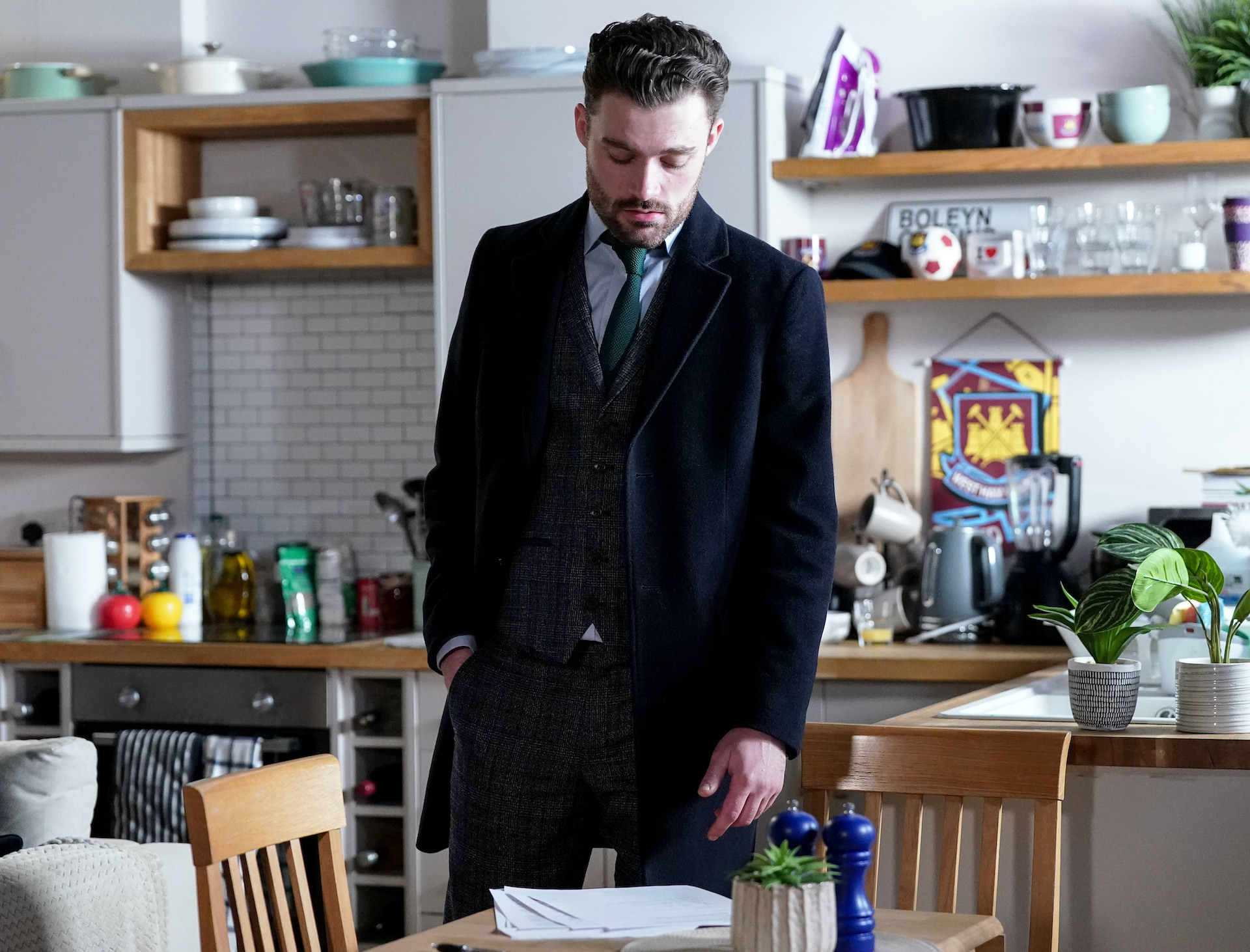 Johnny manipulates Callum into signing his divorce papers in EastEnders