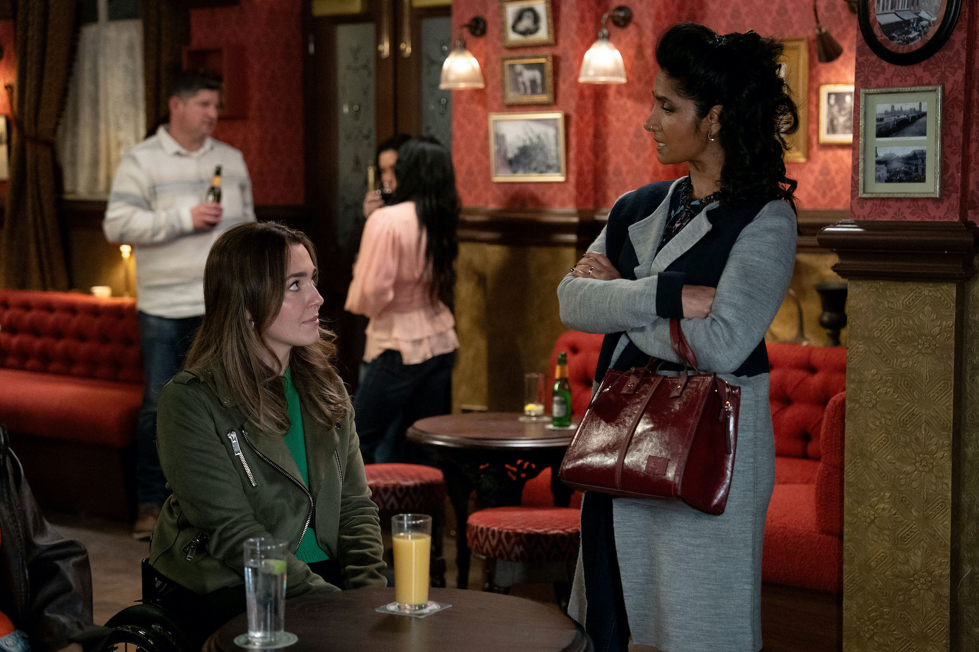 Penny and Suki talking in The Vic 