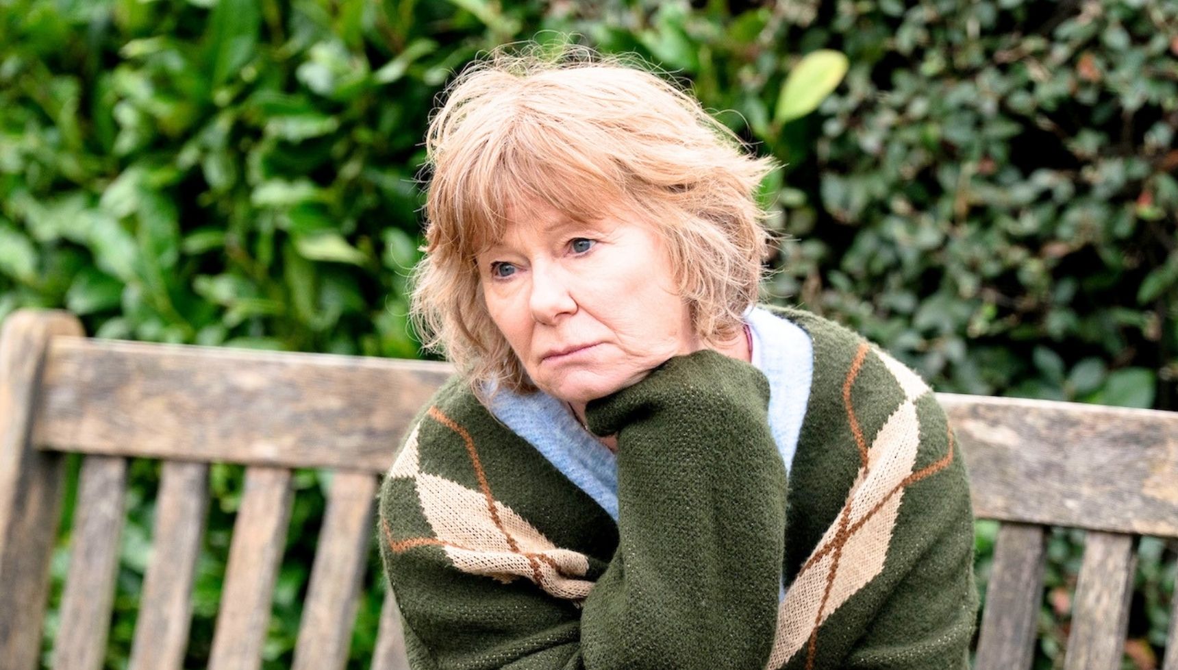 Julie is speechless when she finally reads Nigel's letter, but what life-changing news is inside?