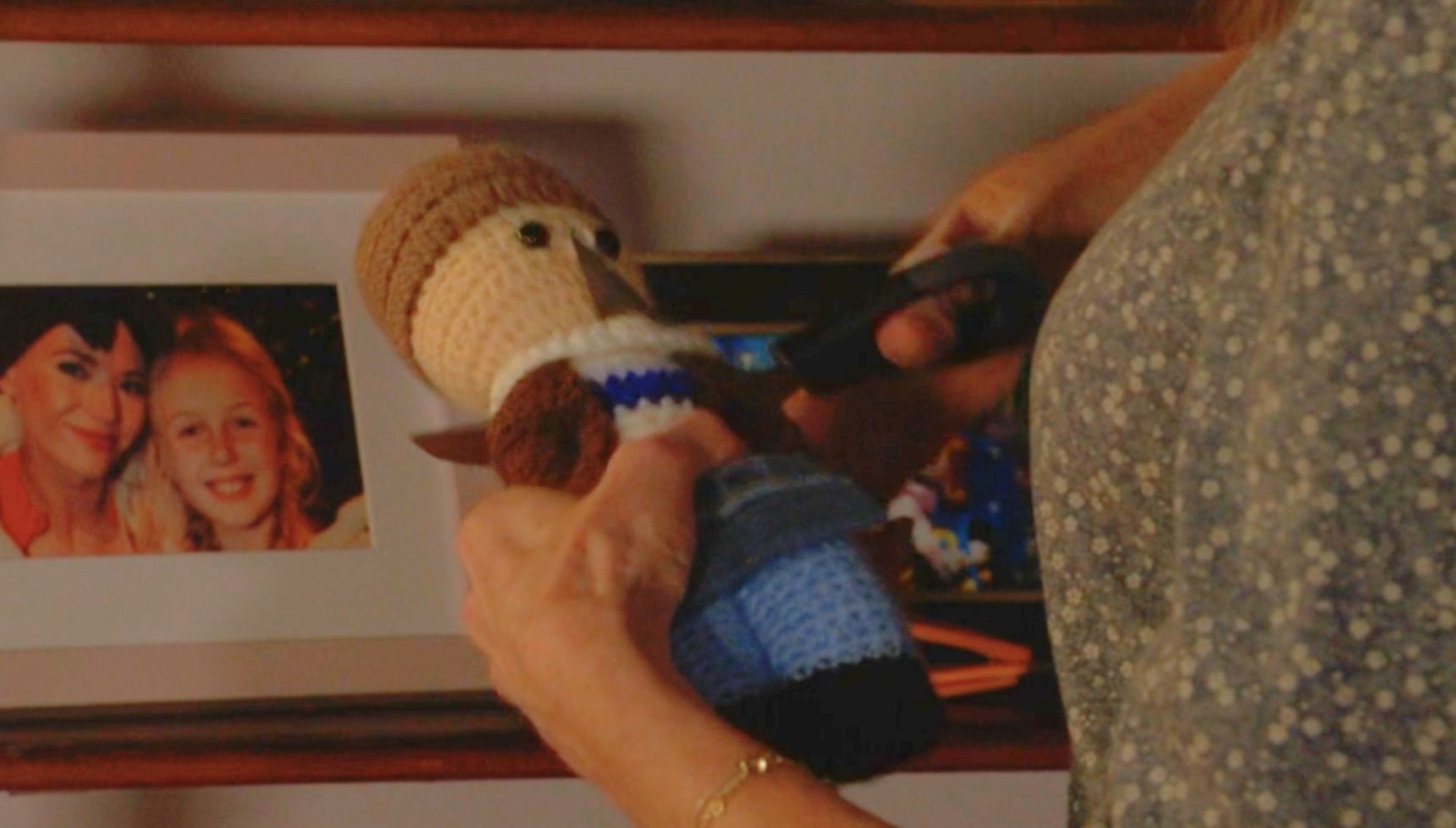 Honey cuts the head off the Billy doll and replaces it with a Bea doll