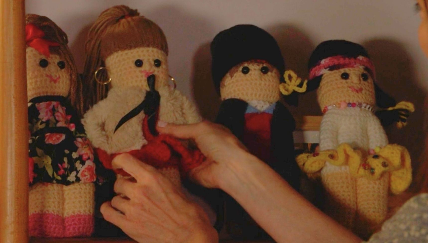 Honey cuts the head off a Billy doll and replaces it with a Bea doll 