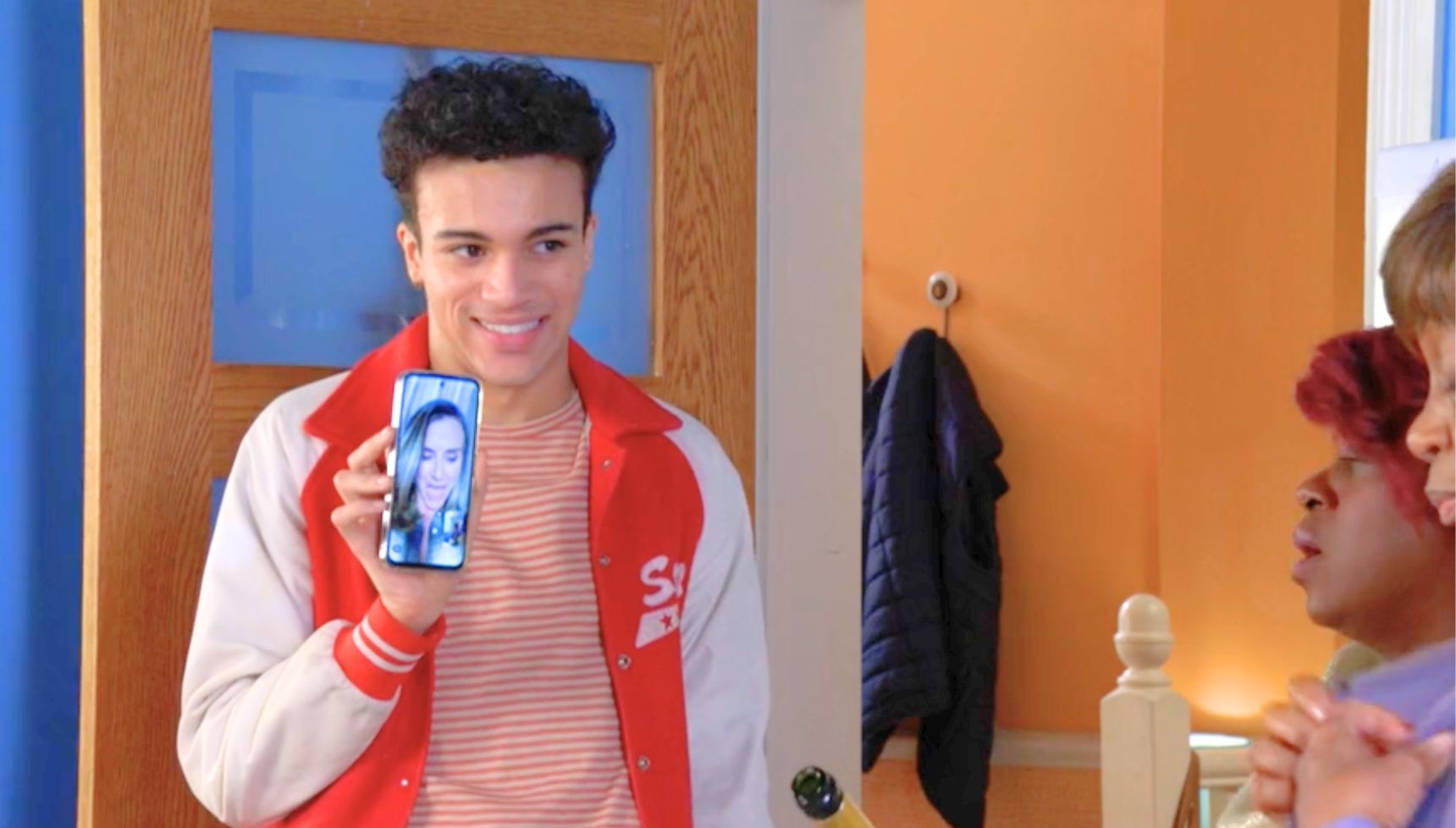 Josh showing Sandra on his phone to Kim and Yolande 