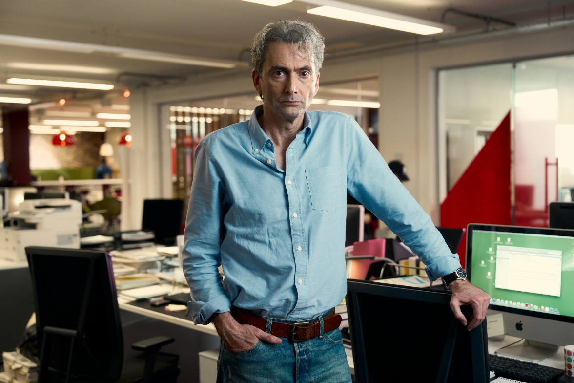 David Tennant posing in a newsroom as investigative journalist Nick Davies in The Hack