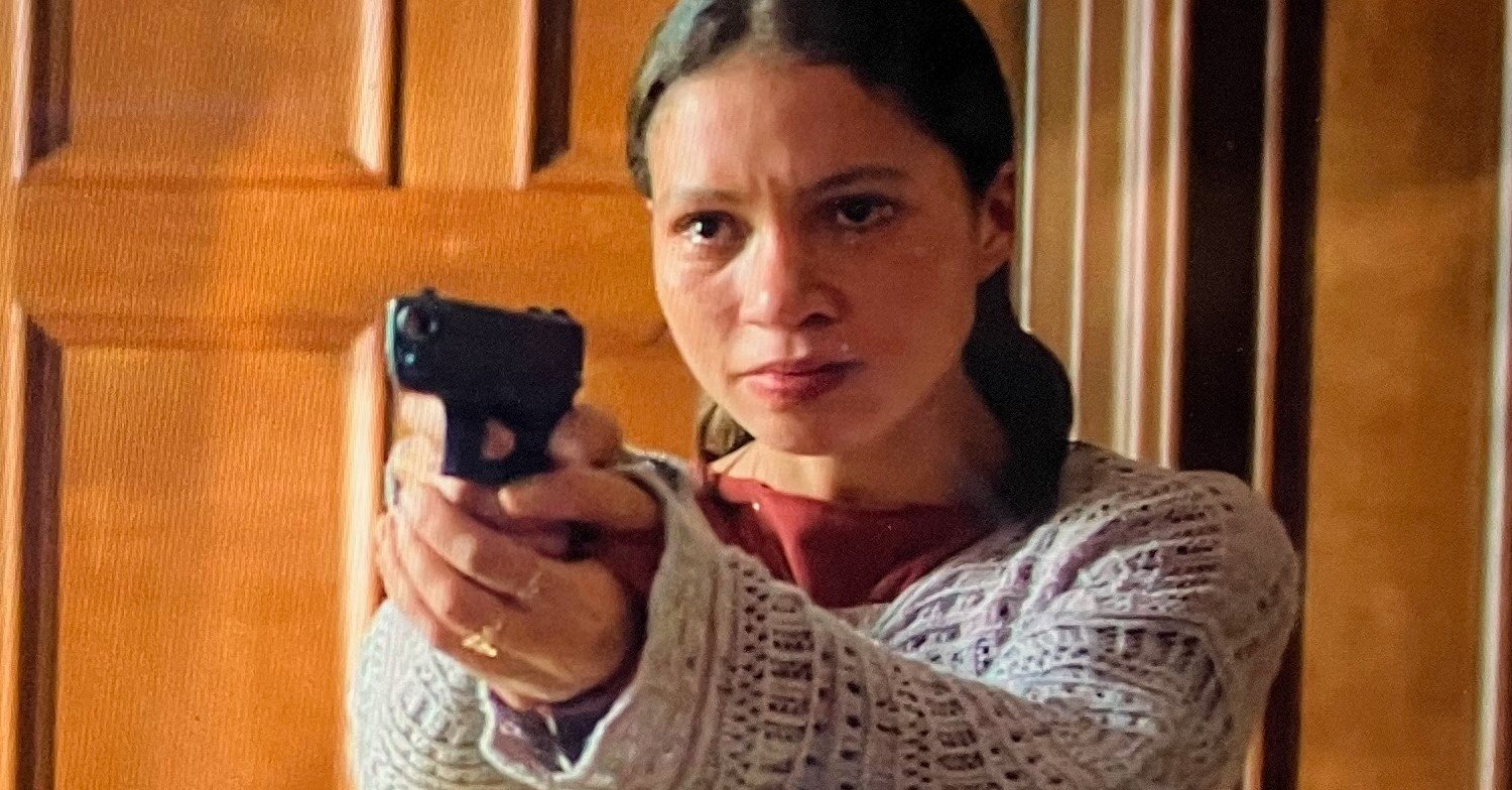 Sylvie pointing a gun in Hostage