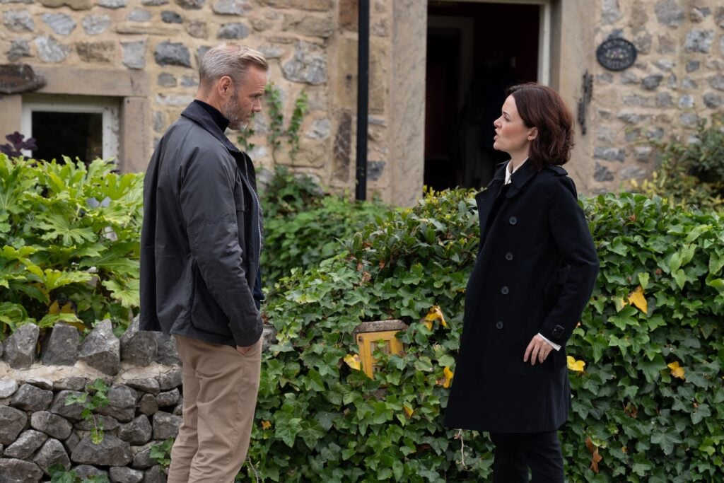 Ray and DS Carter have a chat in Emmerdale