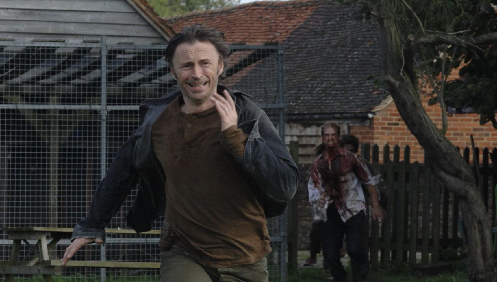 Robert Carlyle running from a zombie in 28 Weeks Later