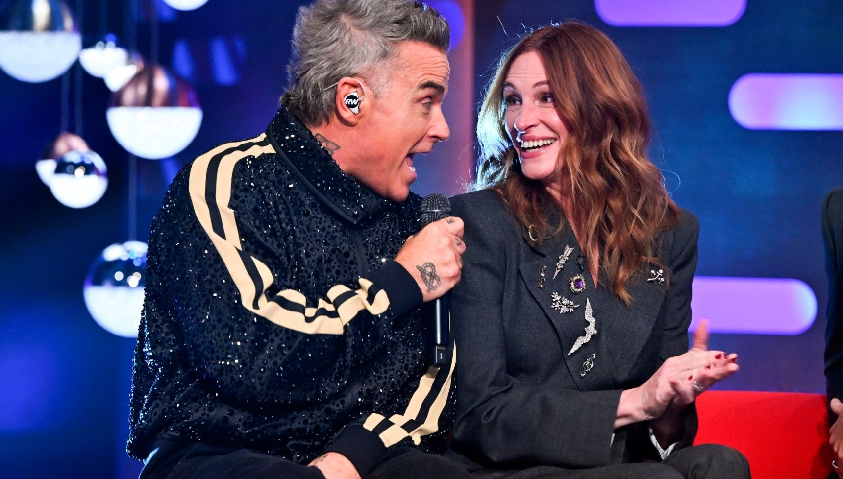 Robbie Williams sings to Julia Roberts
