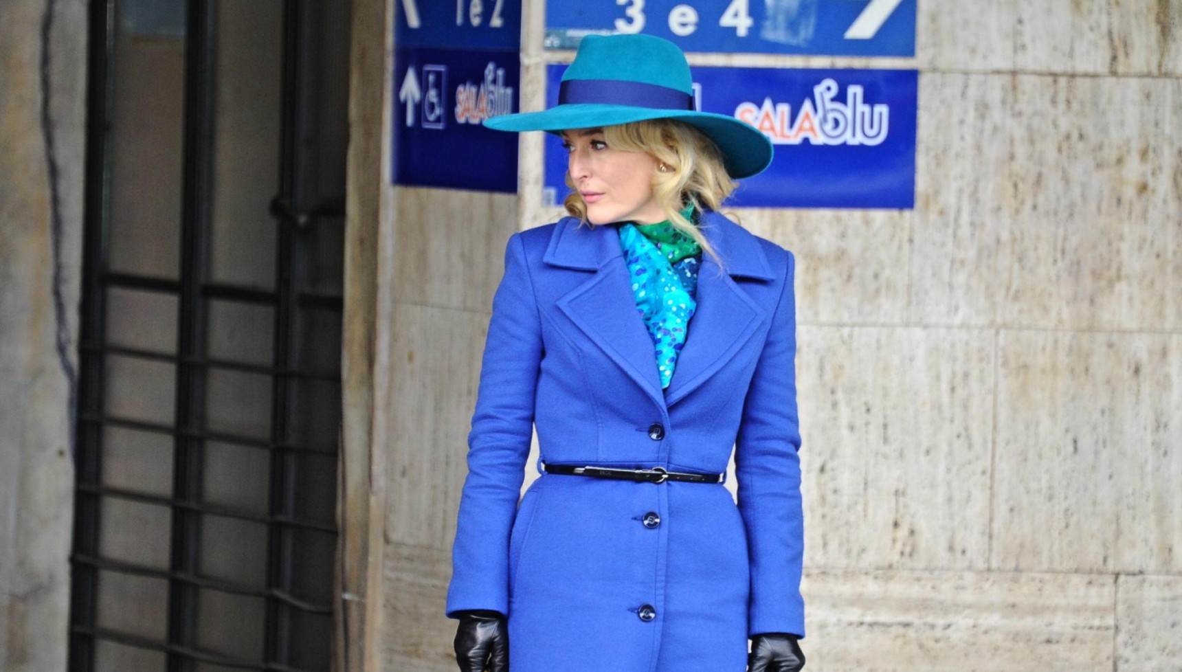 Gillian Anderson in a blue coat and hat in Hannibal