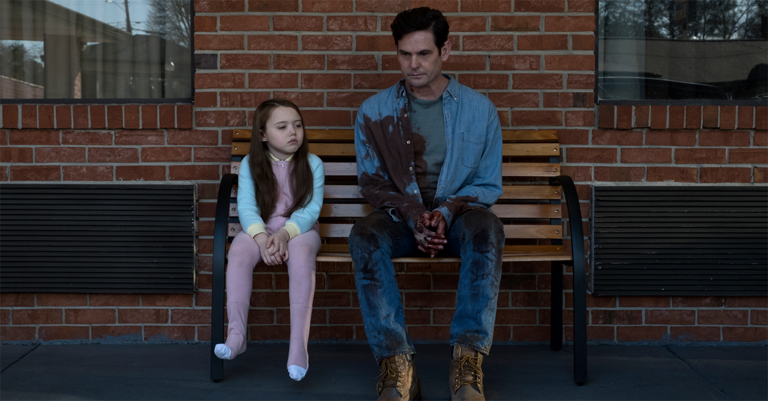 Violet McGraw as Nell and Henry Thomas as Hugh in The Haunting of Hill House