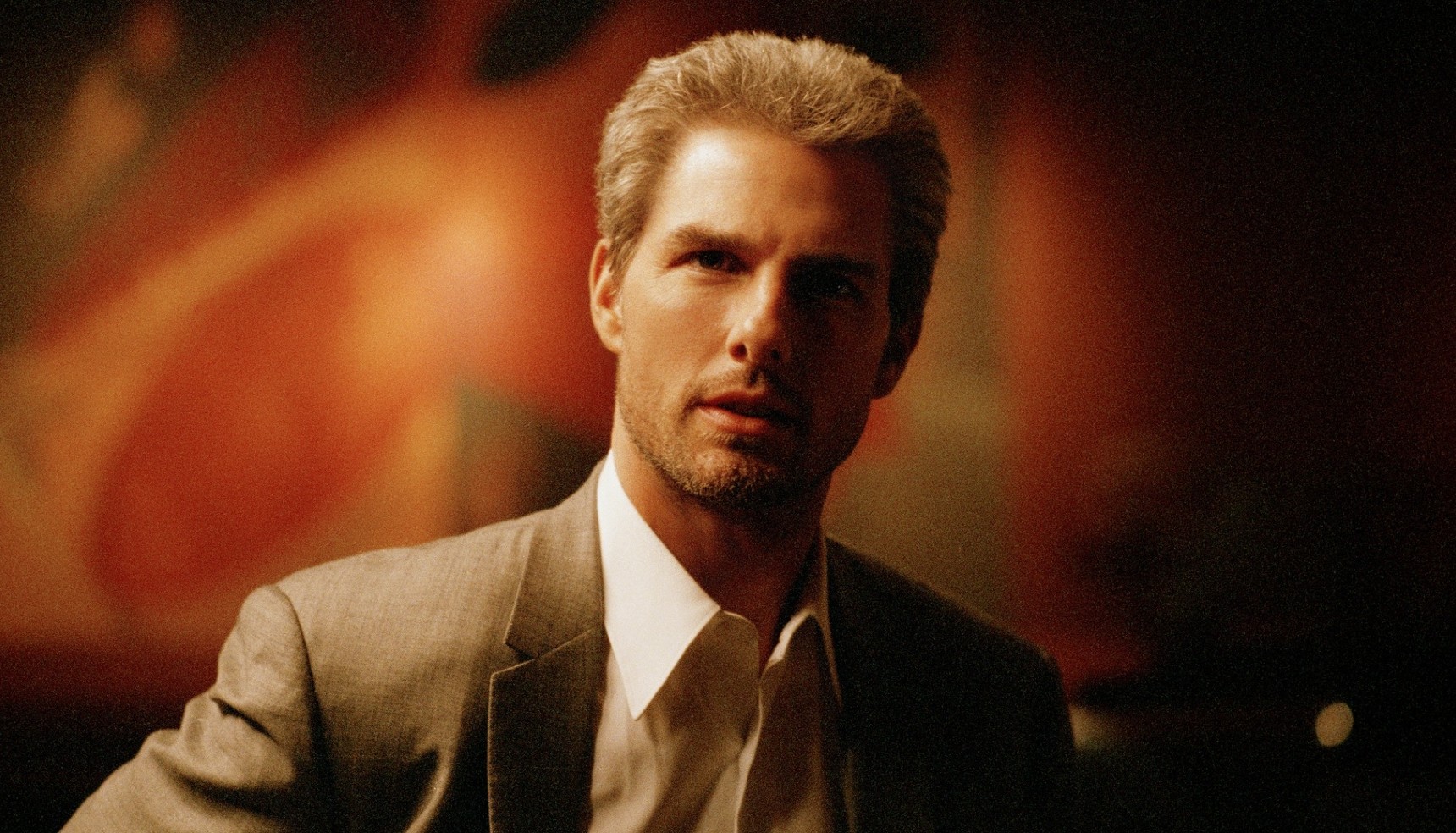 Tom Cruise with grey hair in a grey suit in Collateral