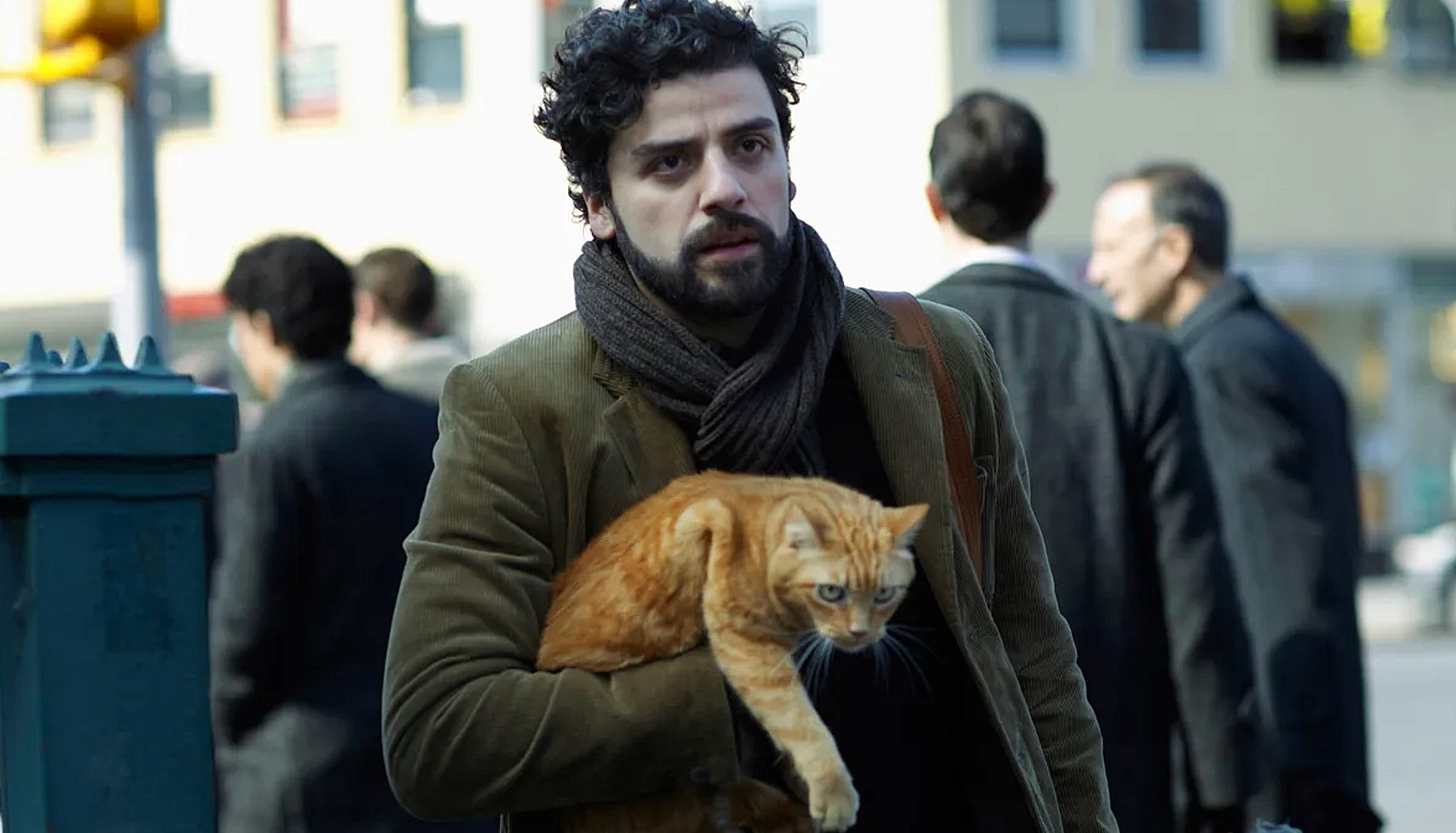 Oscar Isaac carrying a cat in Inside Llewyn Davis