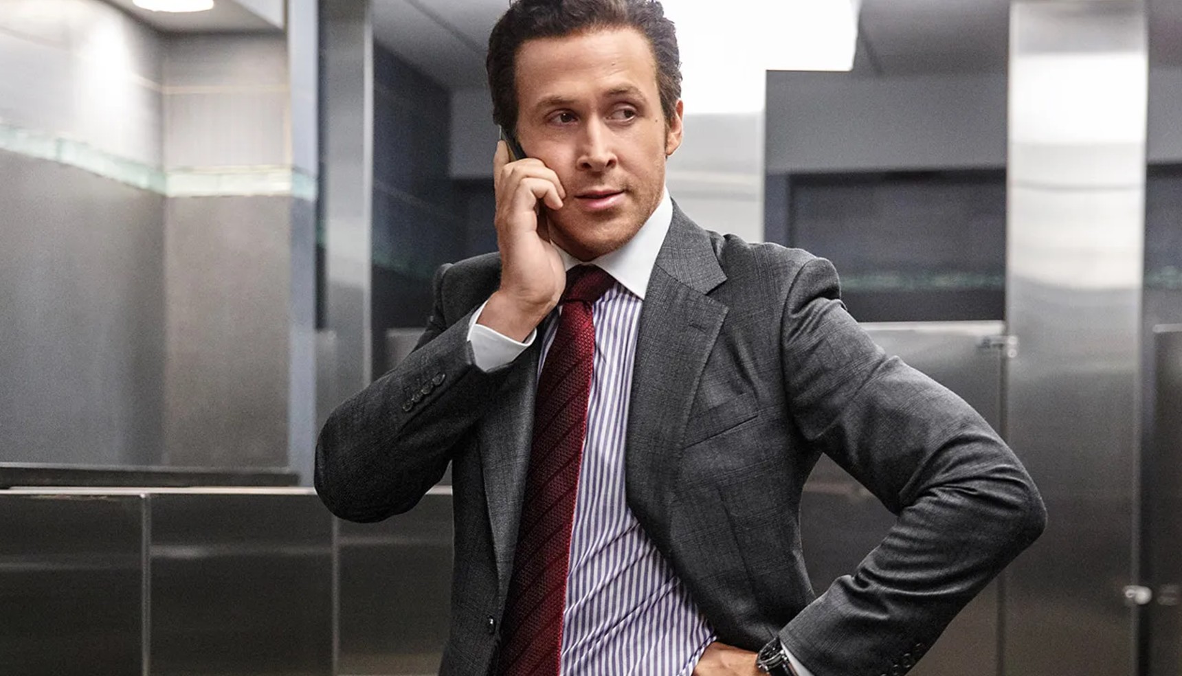 Ryan Gosling holding a phone to his ear in The Big Short