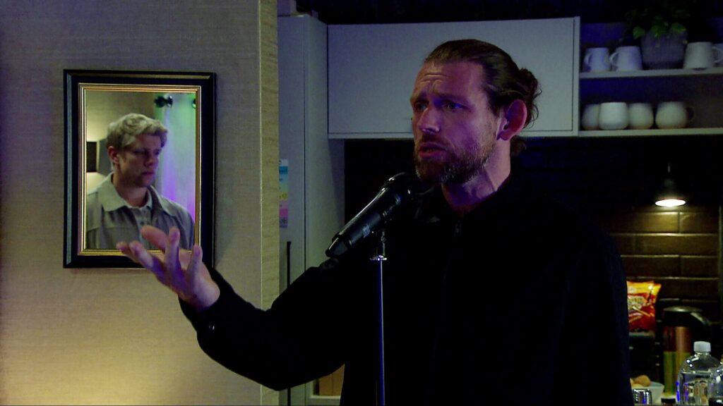 Kev does drunken karaoke to Robert