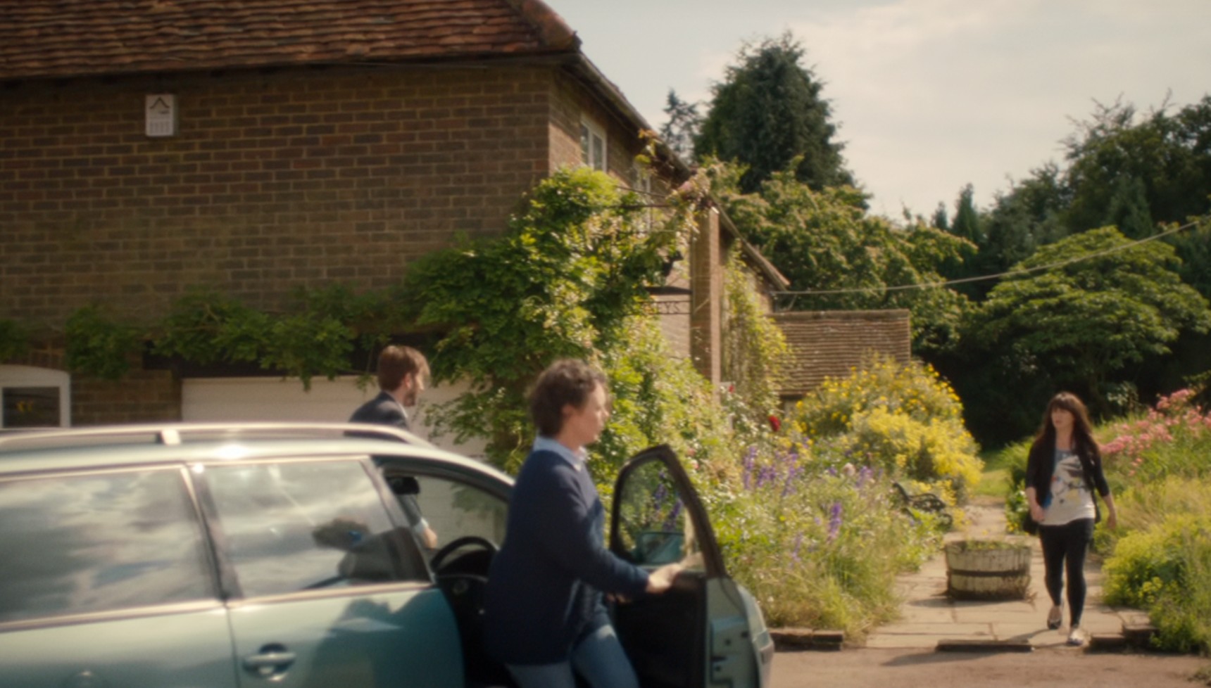 Miller and Hardy stepping out of a car to meet Claire at her safe house in Broadchurch
