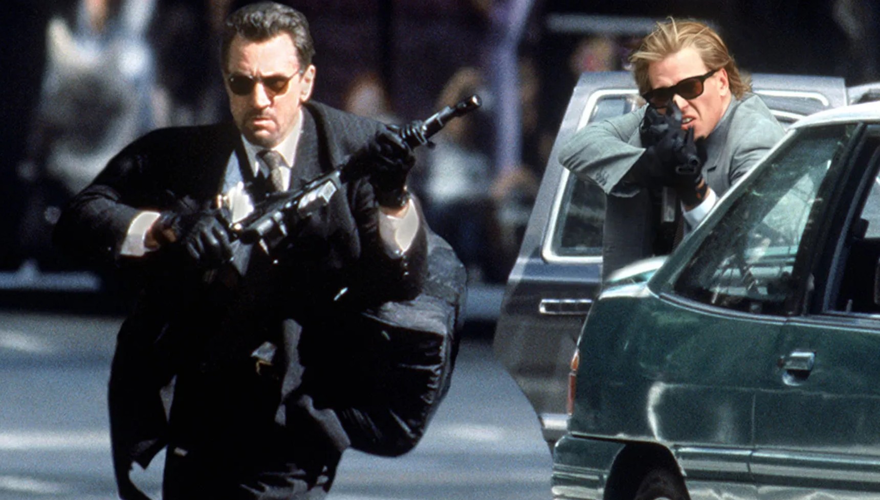 Robert De Niro and Val Kilmer with guns in Heat
