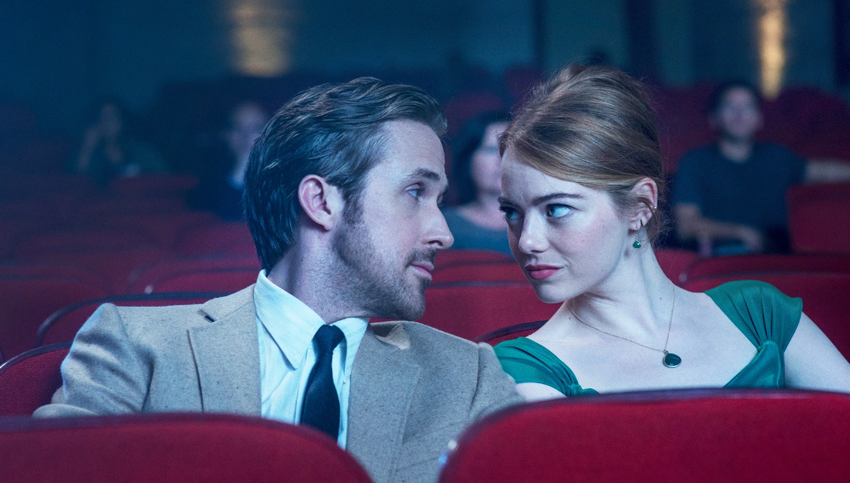Ryan Gosling looking at Emma Stone in a cinema in La La Land