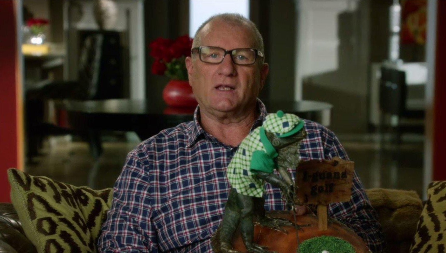 Ed O'Neill with a souvenir iguana golf statue in Modern Family