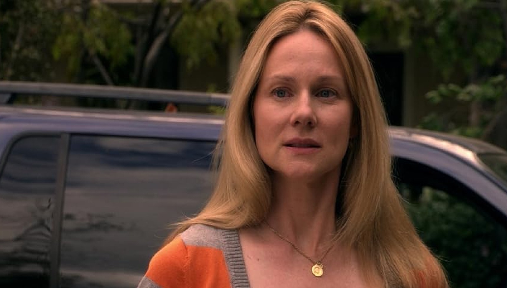 Laura Linneys standing in front of a car in The Big C