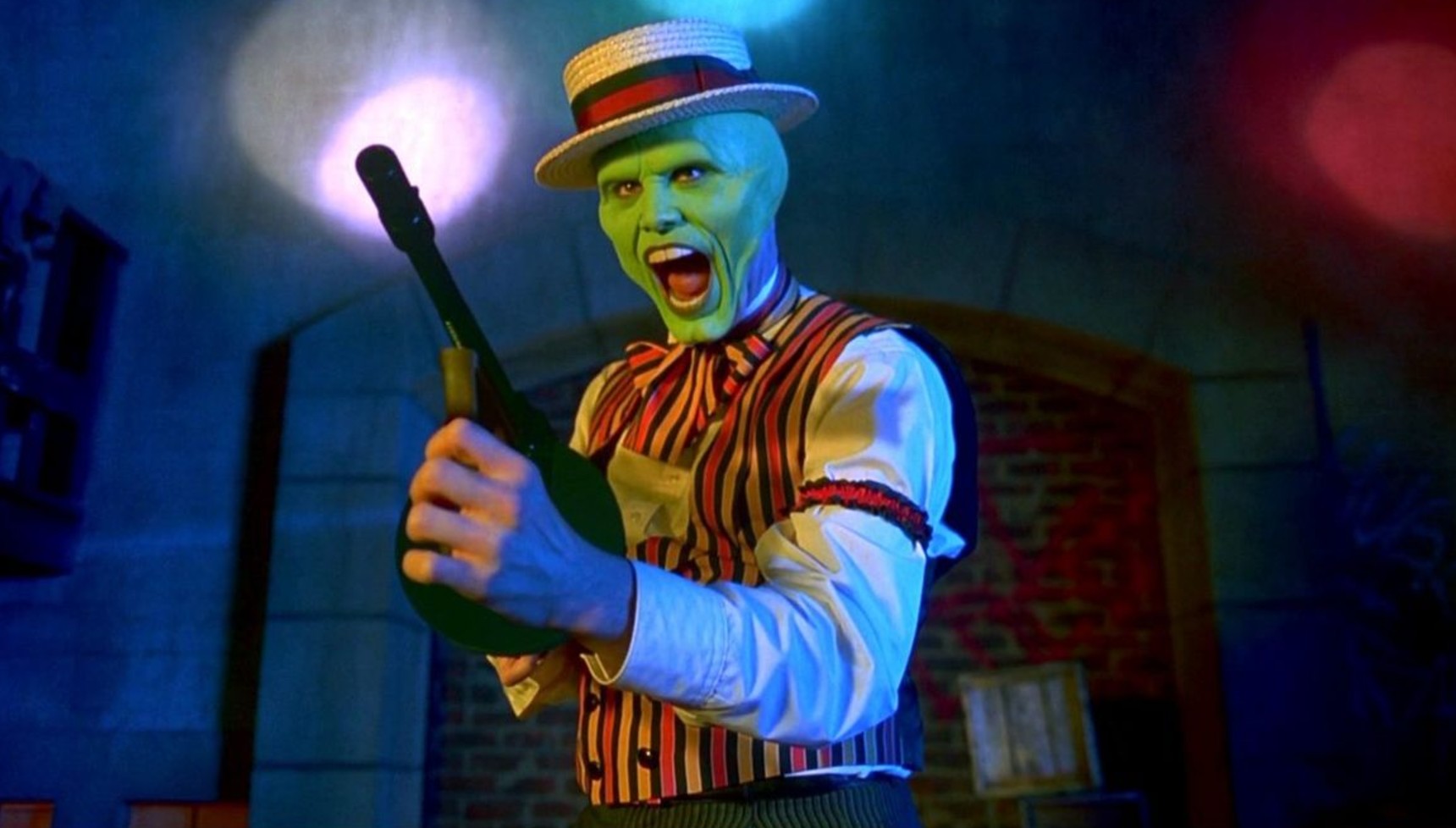 Jim Carrey in costume as the Mask with a tommy gun
