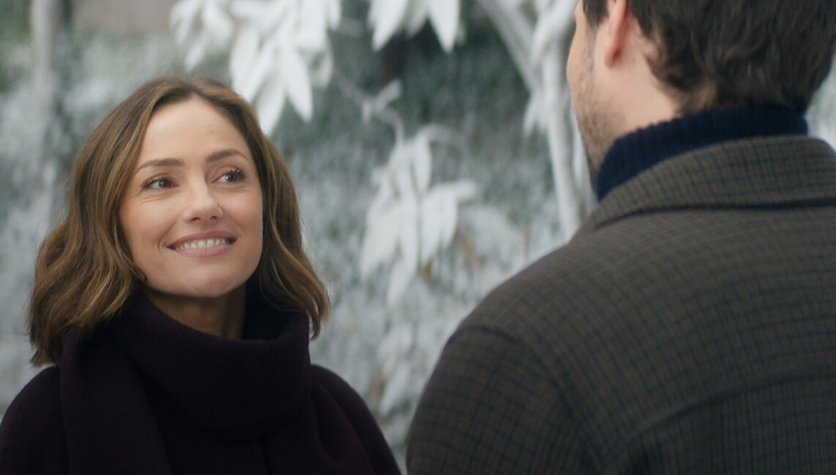 Minka Kelly looking at Tom Wozniczka in Champagne Problems