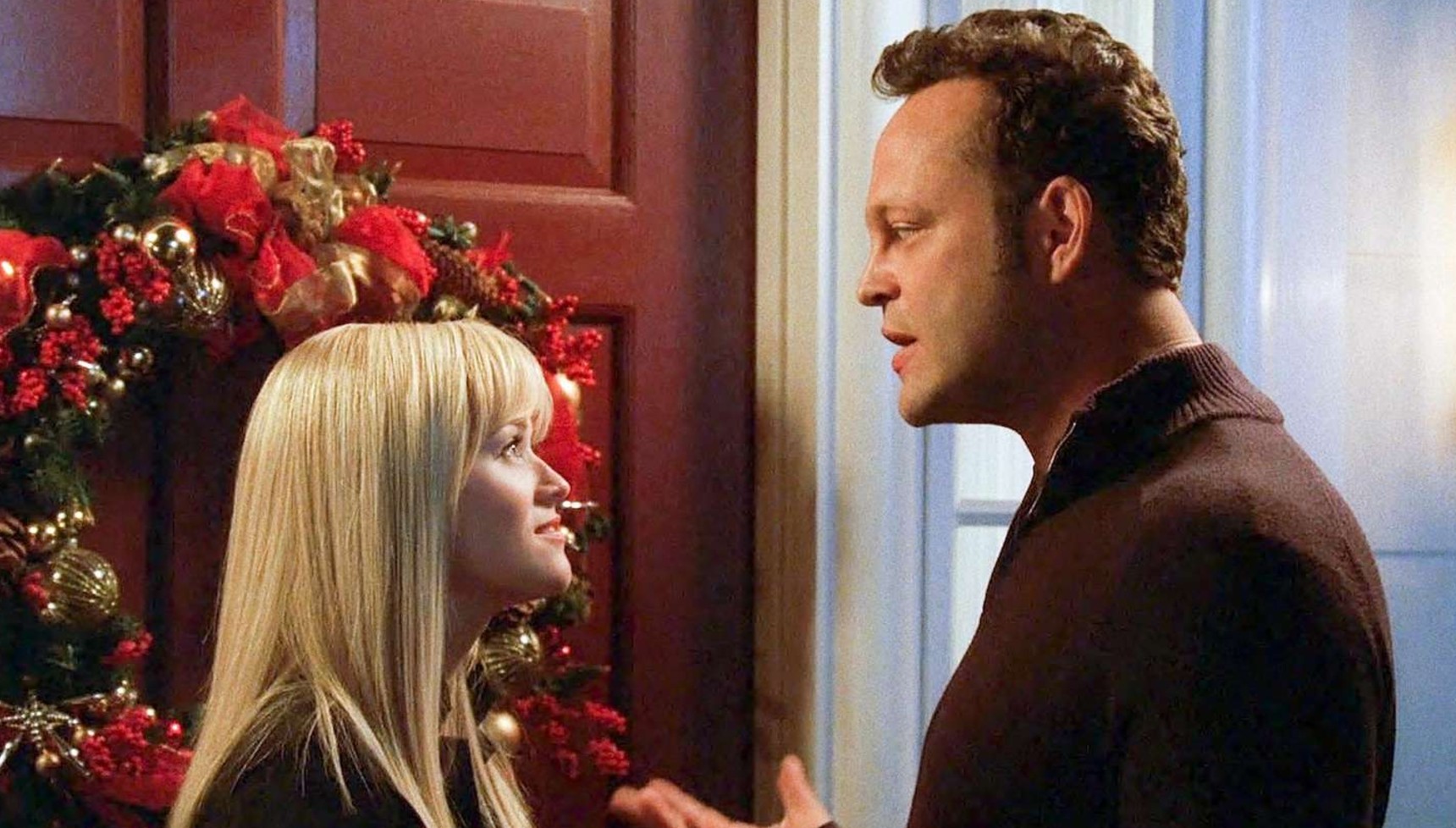 Reese Witherspoon and Vince Vaughn talking in front of a wreath in Four Christmases