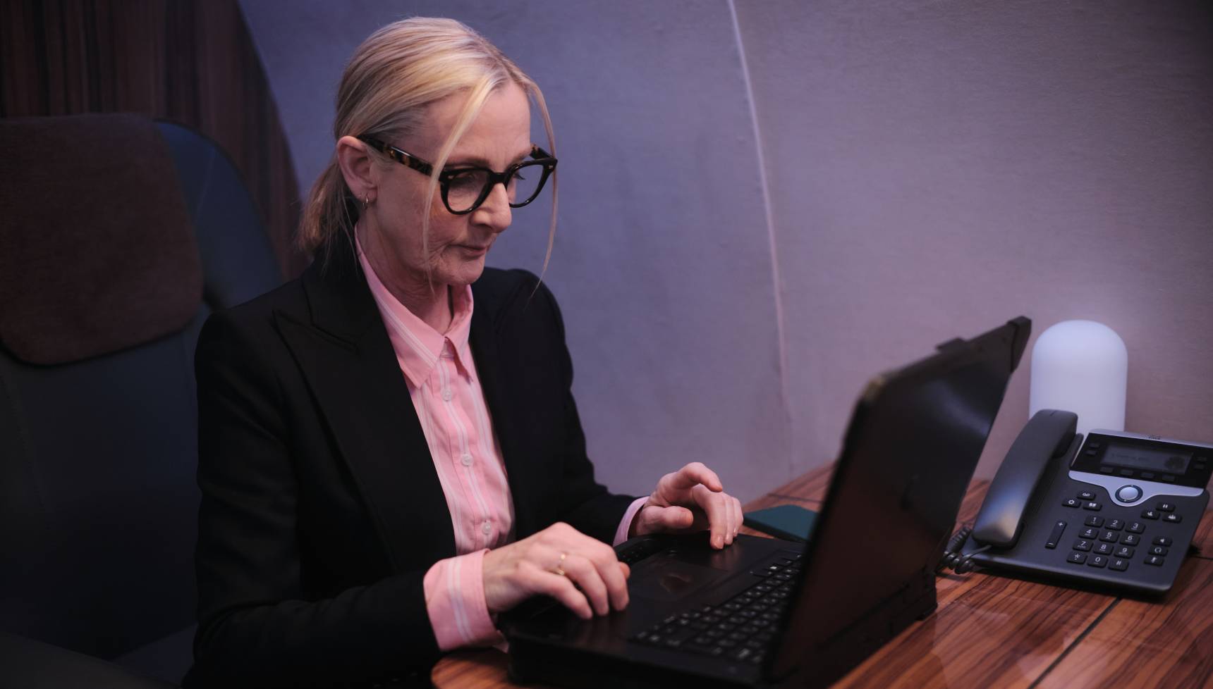 Madeline Delaney tries to defuse a bomb contained on a laptop in Red Eye series 2