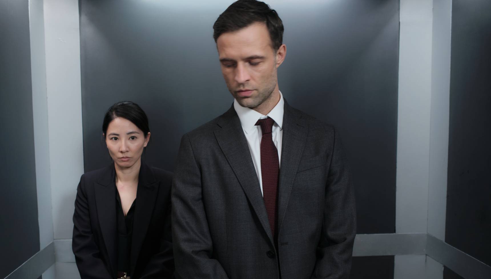 Hana and the killer in the lift in Red Eye series 2