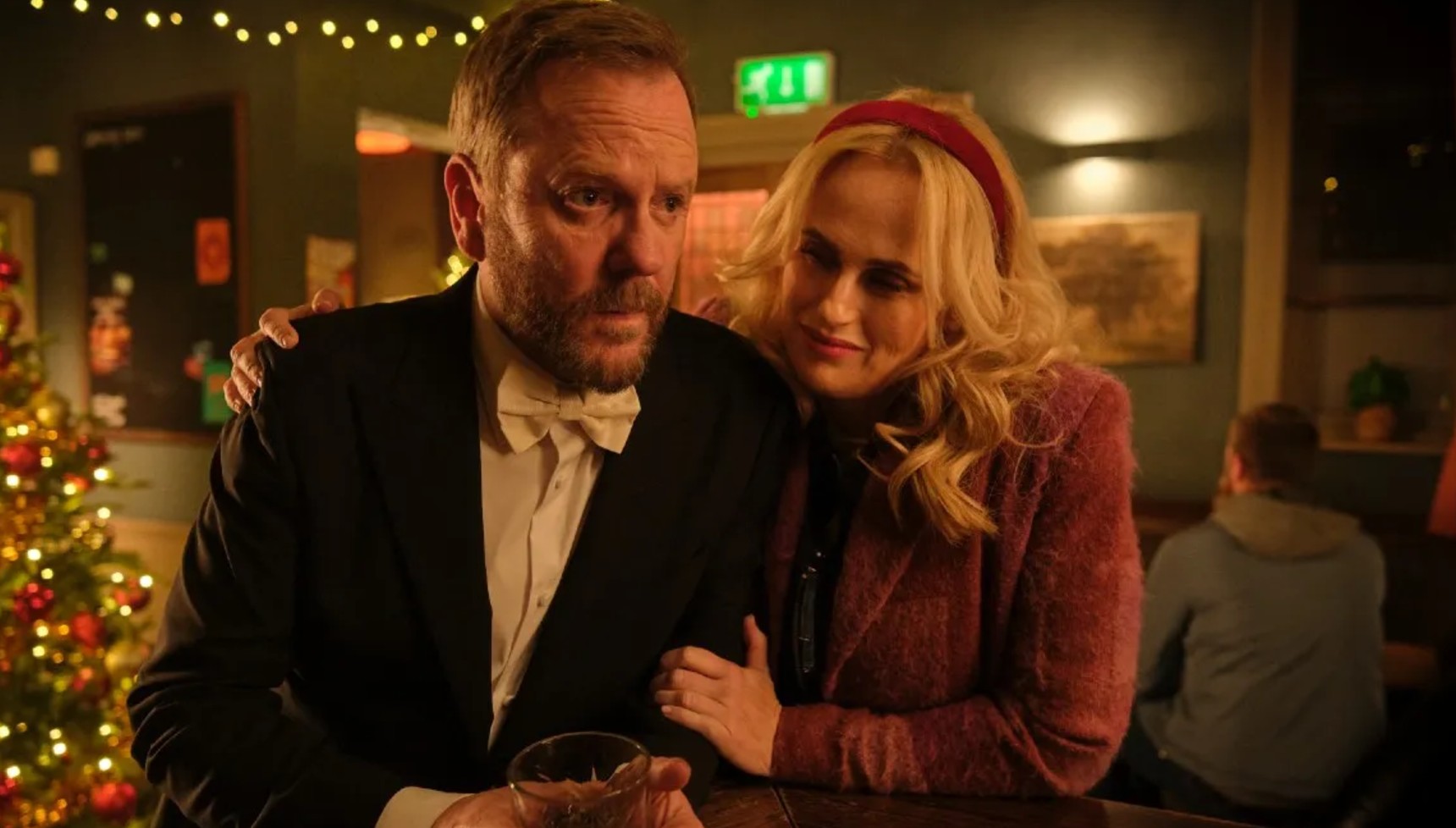 kiefer Sutherland and Rebel Wilson in Tinsel Town 