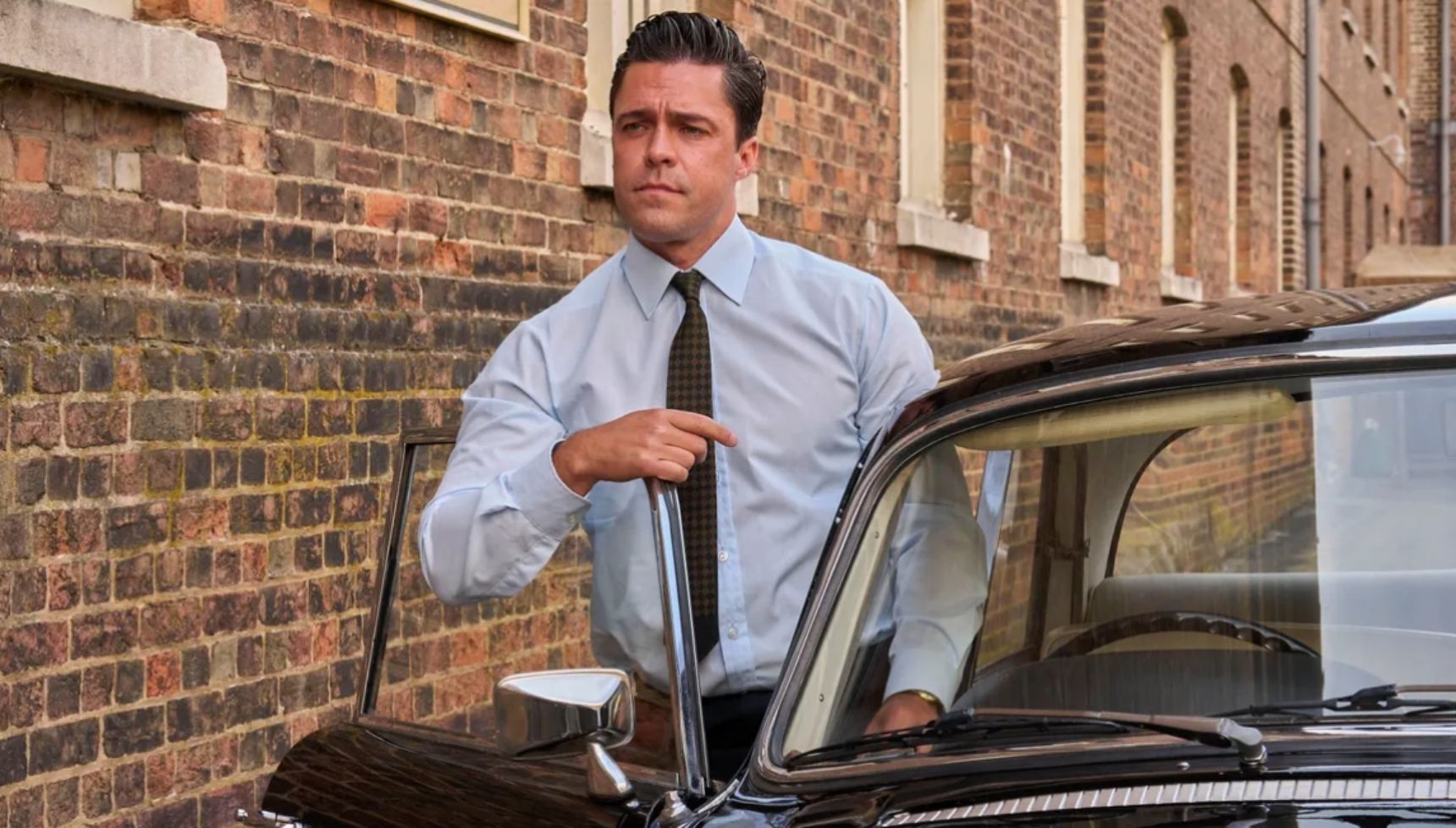 Matthew standing by his car door in Call the Midwife 