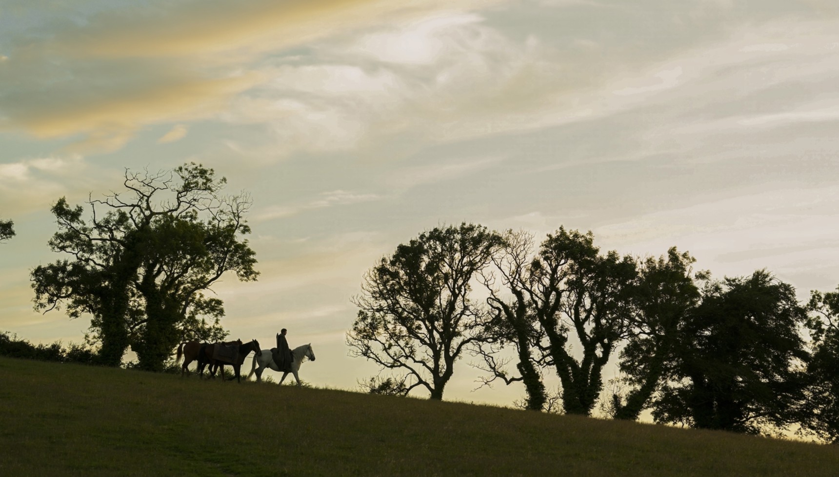 Ser Duncan the Tall riding a horse in A Knight of the Seven Kingdoms