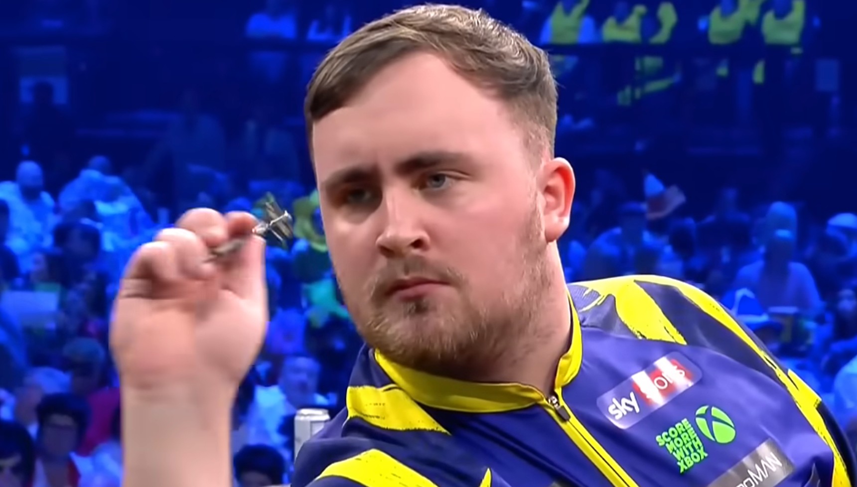Luke Littler throwing a dart
