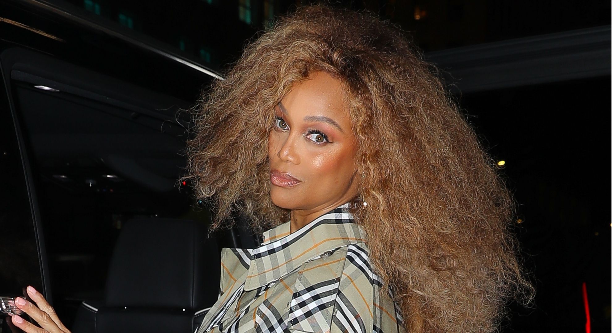 Tyra Banks looking over her shoulder