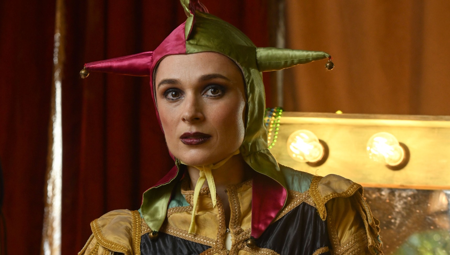 Phoebe Sparrow plays Anya Chambers in Death in Paradise