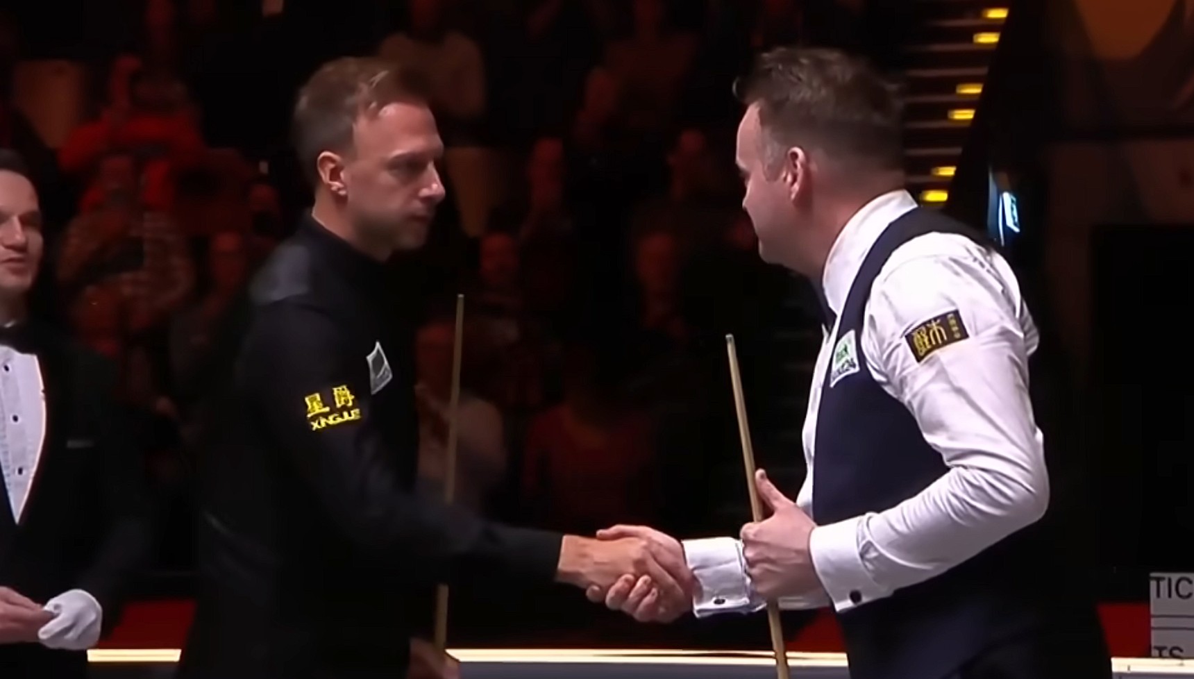 Judd Trump shaking Shaun Murphy's hand at the German Masters