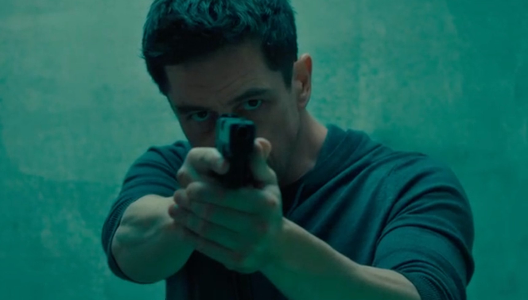 Noah Pierson pointing a gun in The Capture series 3