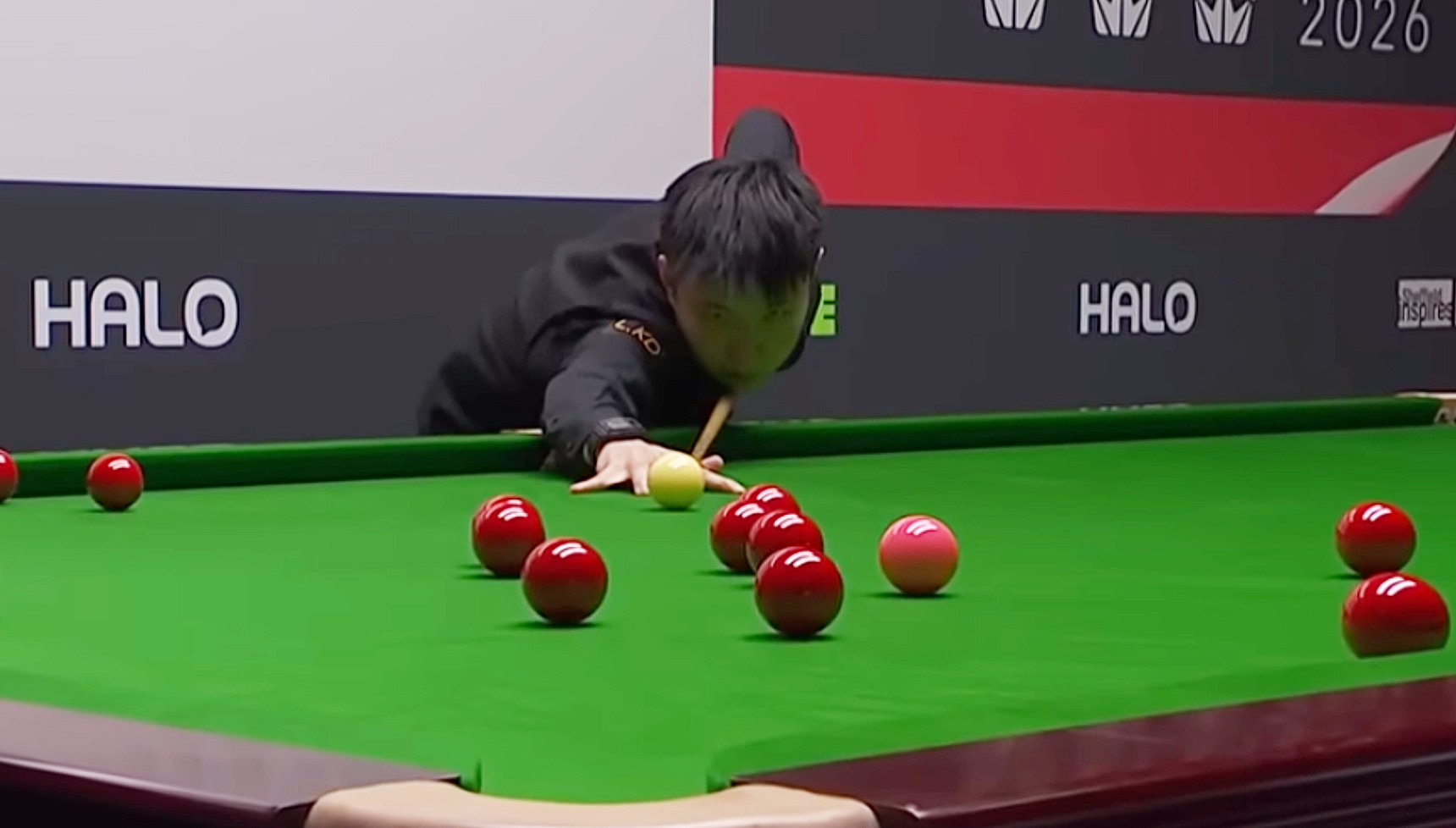 Zhao Xintong playing snooker