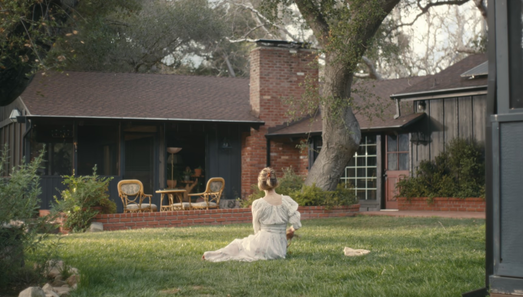 Carey Mulligan sitting in front of her house in Beef season 2