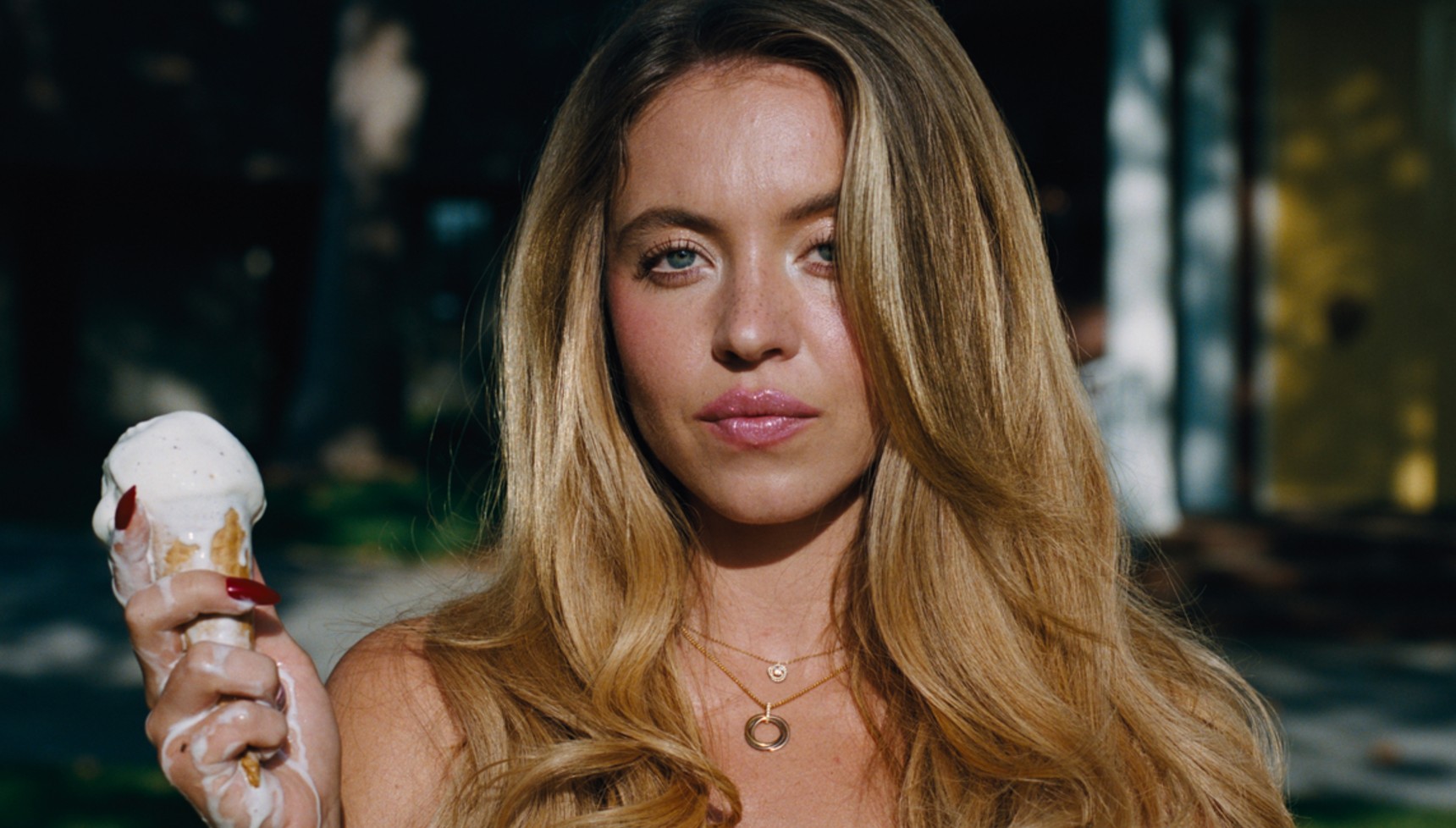 Sydney Sweeney holding an ice cream cone in Euphoria season 3