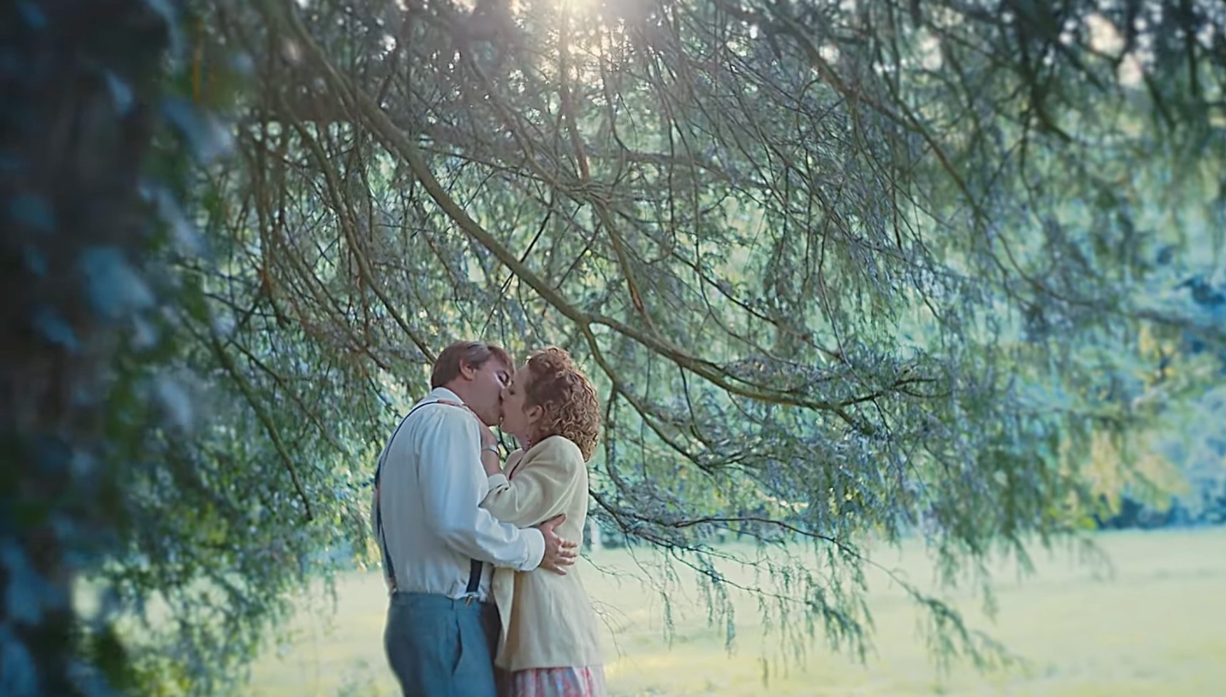 Freddie and Lizzie kissing in Rivals series 1